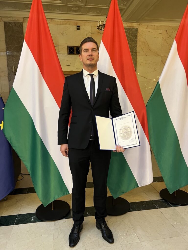 Dr. med. habil. Aradi Dánielt a Belügyi Tudományos Tanács kitüntetésben részesítette kiváló tudományos munkájáért