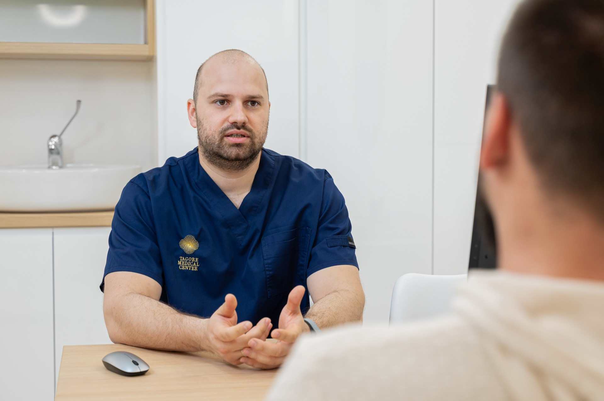 Dr. Varga Bálint Ádám urológus szakorvos konzultáció közben a Tagore Medical Centerben