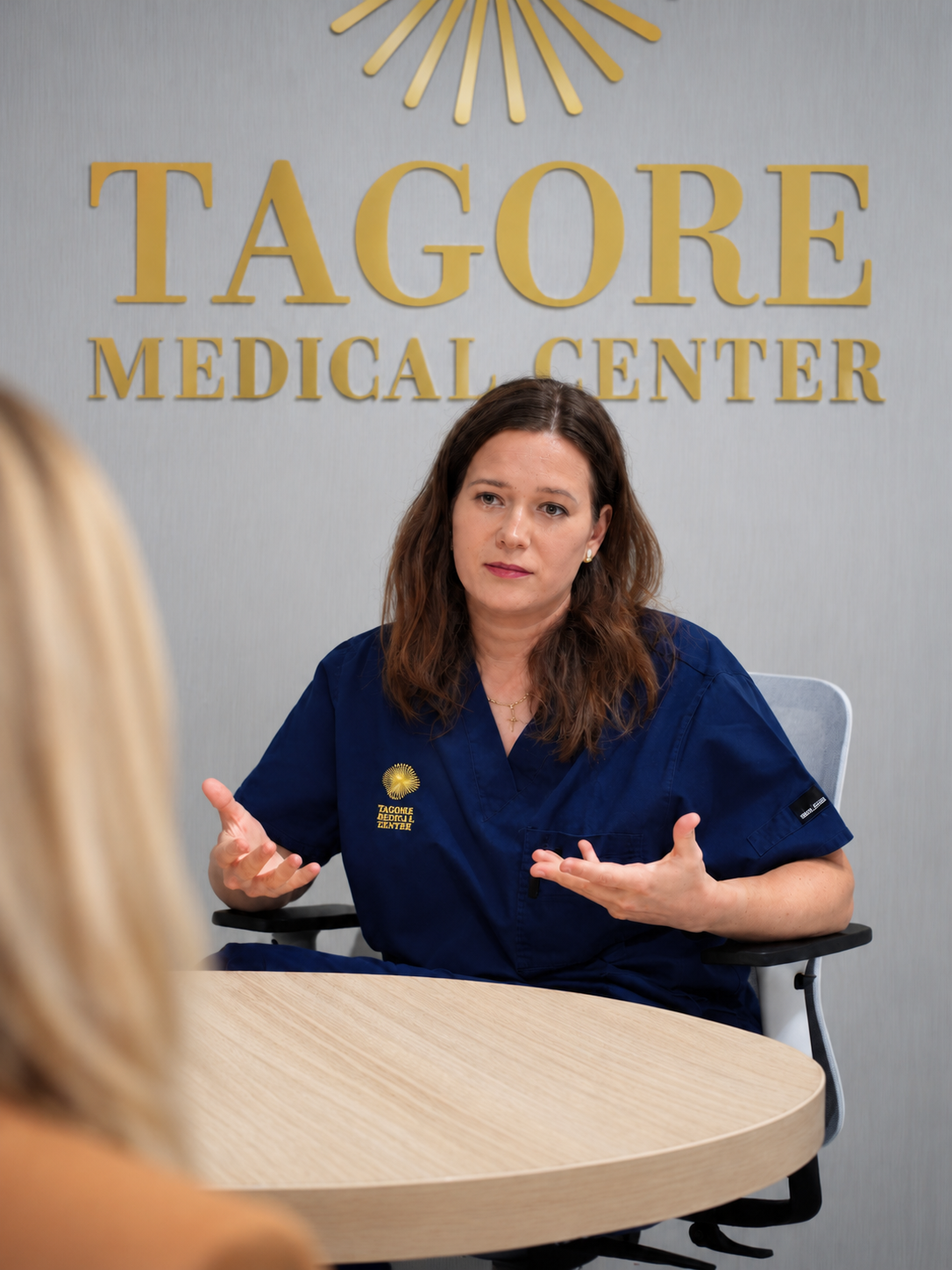Dr. Zagyi Zsuzsanna konzultáció közben a Tagore Medical Centerben